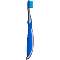 Oral-B niño usando el cepillo fomentando hábitos de higiene