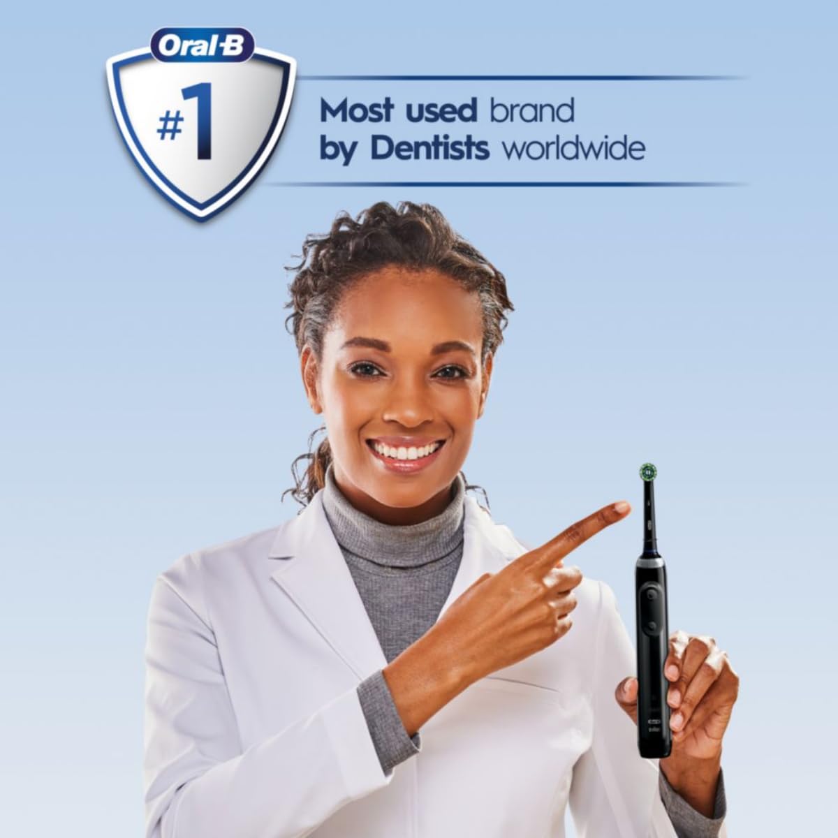 Comparación de tamaño Oral-B Pro 5000 en una mano para referencia de escala