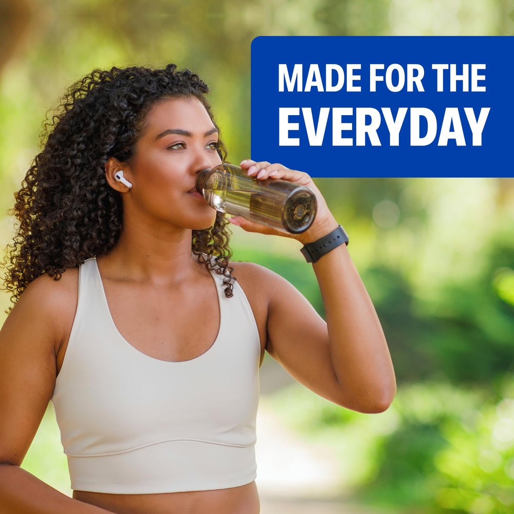 Atleta preparando batido con Orgain creatina, soporte para entrenamiento intenso
