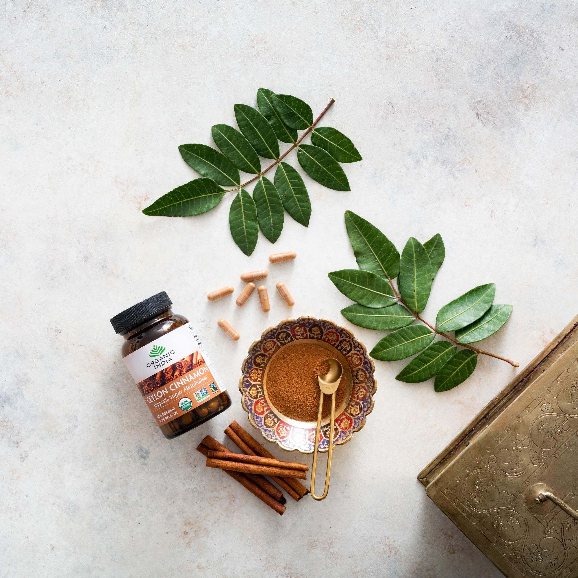 ORGANIC INDIA corteza de canela verum en primer plano, evidencia de origen natural