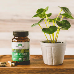 ORGANIC INDIA producto en contexto de cocina saludable para estilo de vida balanceado