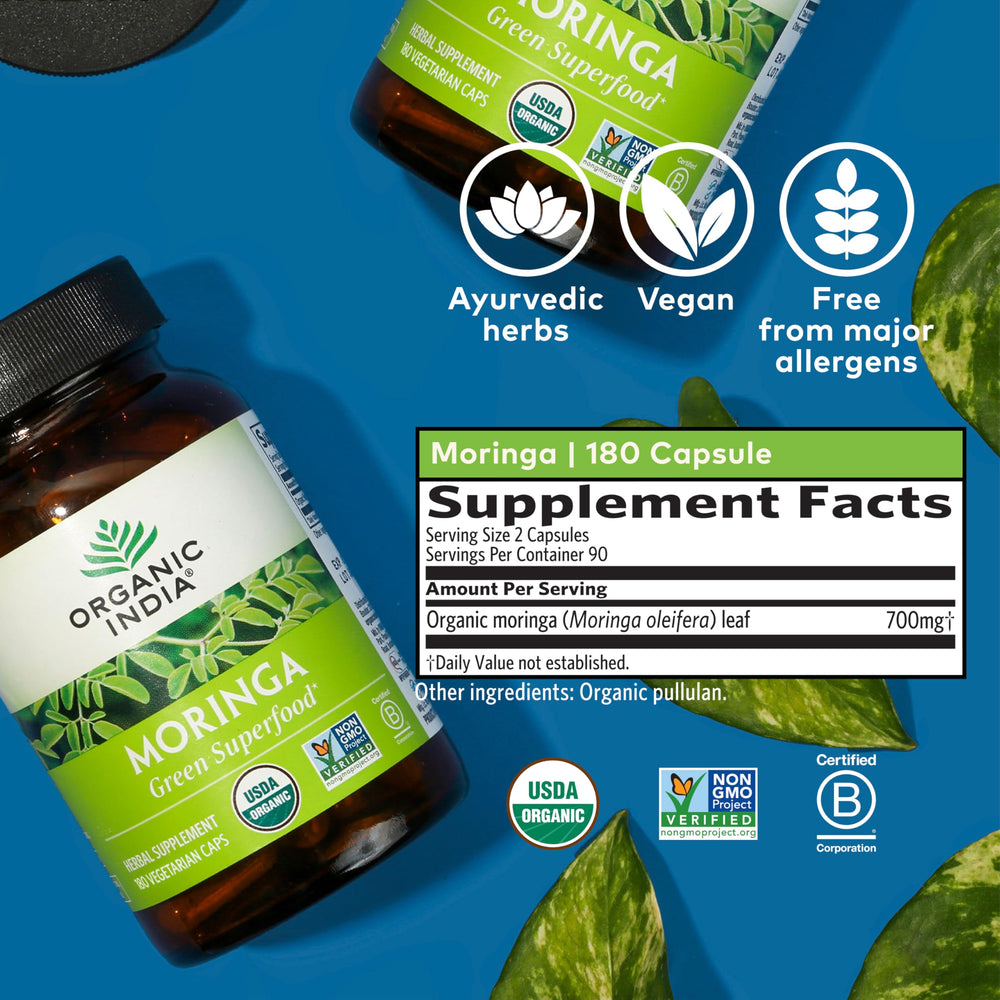 ORGANIC INDIA cápsulas junto a objeto de escala para referencia