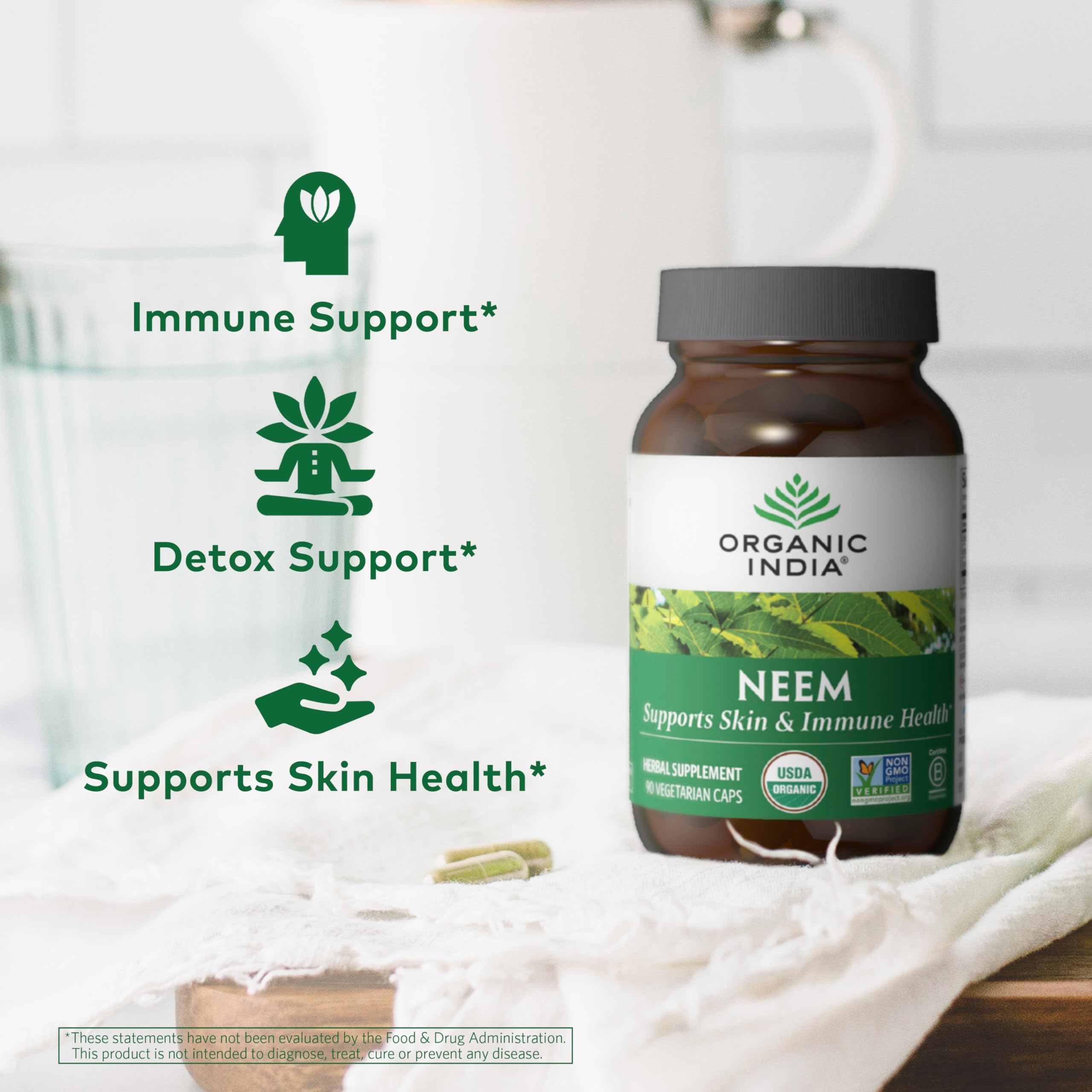 ORGANIC INDIA cápsulas en mano para comparar escala y dosificación práctica