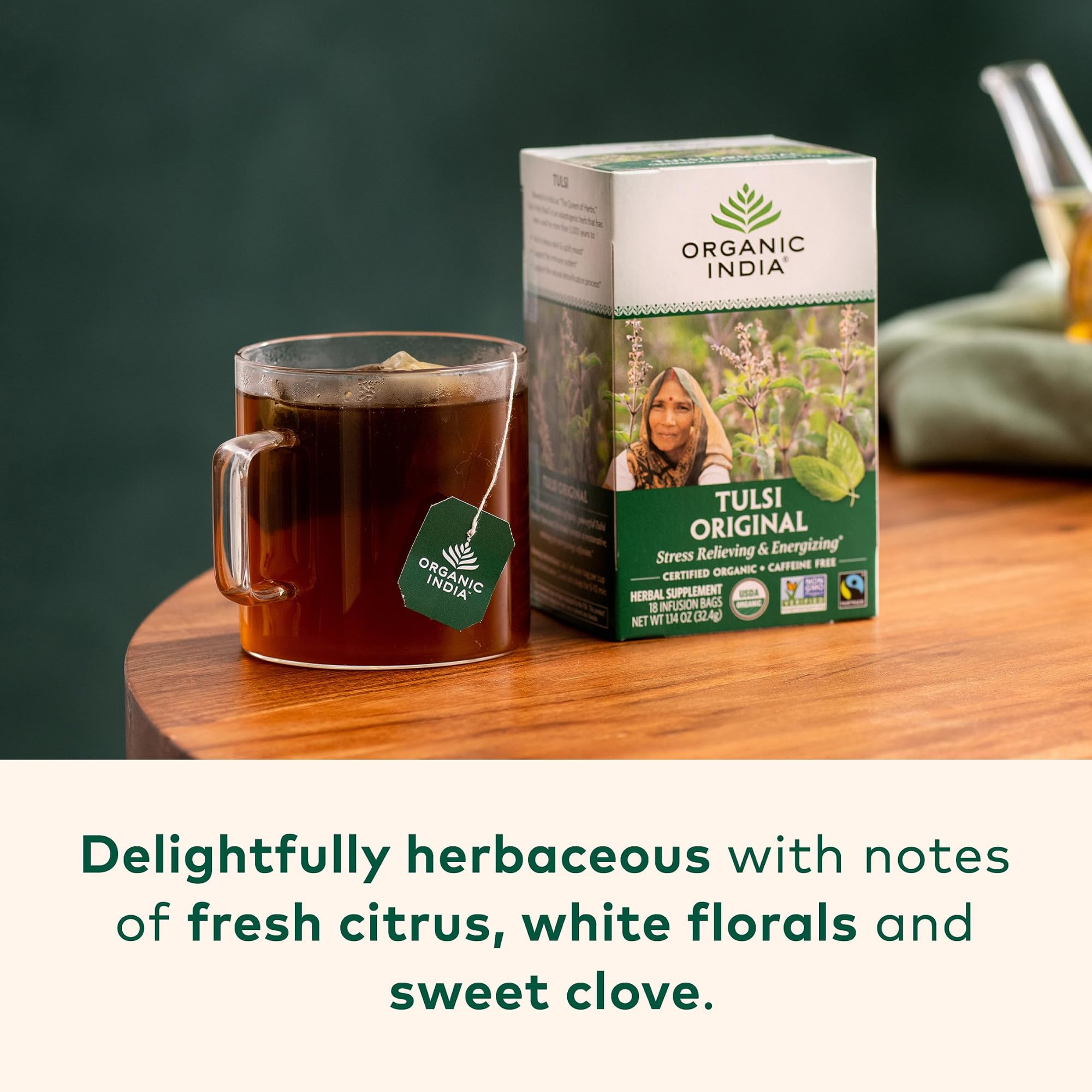 ORGANIC INDIA bolsita de té Tulsi en primer plano con aroma visible