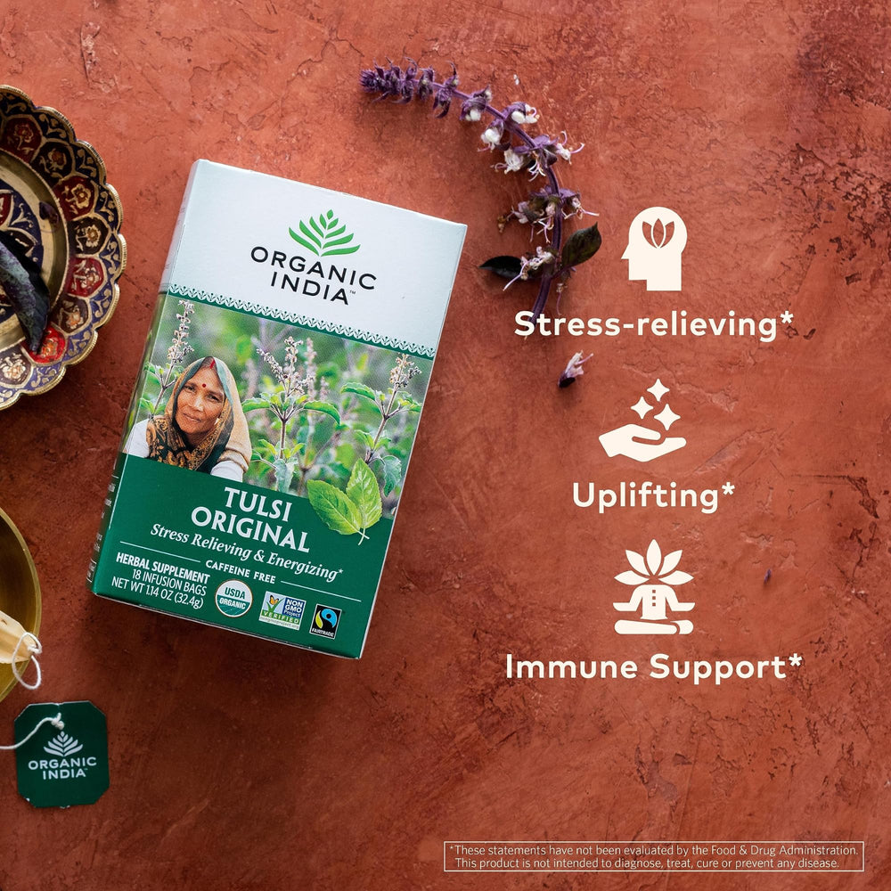 ORGANIC INDIA hojas de Tulsi secas resaltando textura y pureza