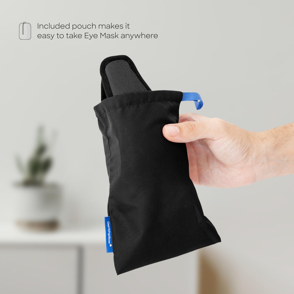 Ostrichpillow sostenida en mano para comparar tamaño y portabilidad