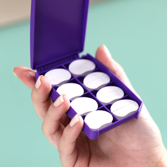 Detalle de la textura de Otostick en silicona y beneficio adherencia cómoda