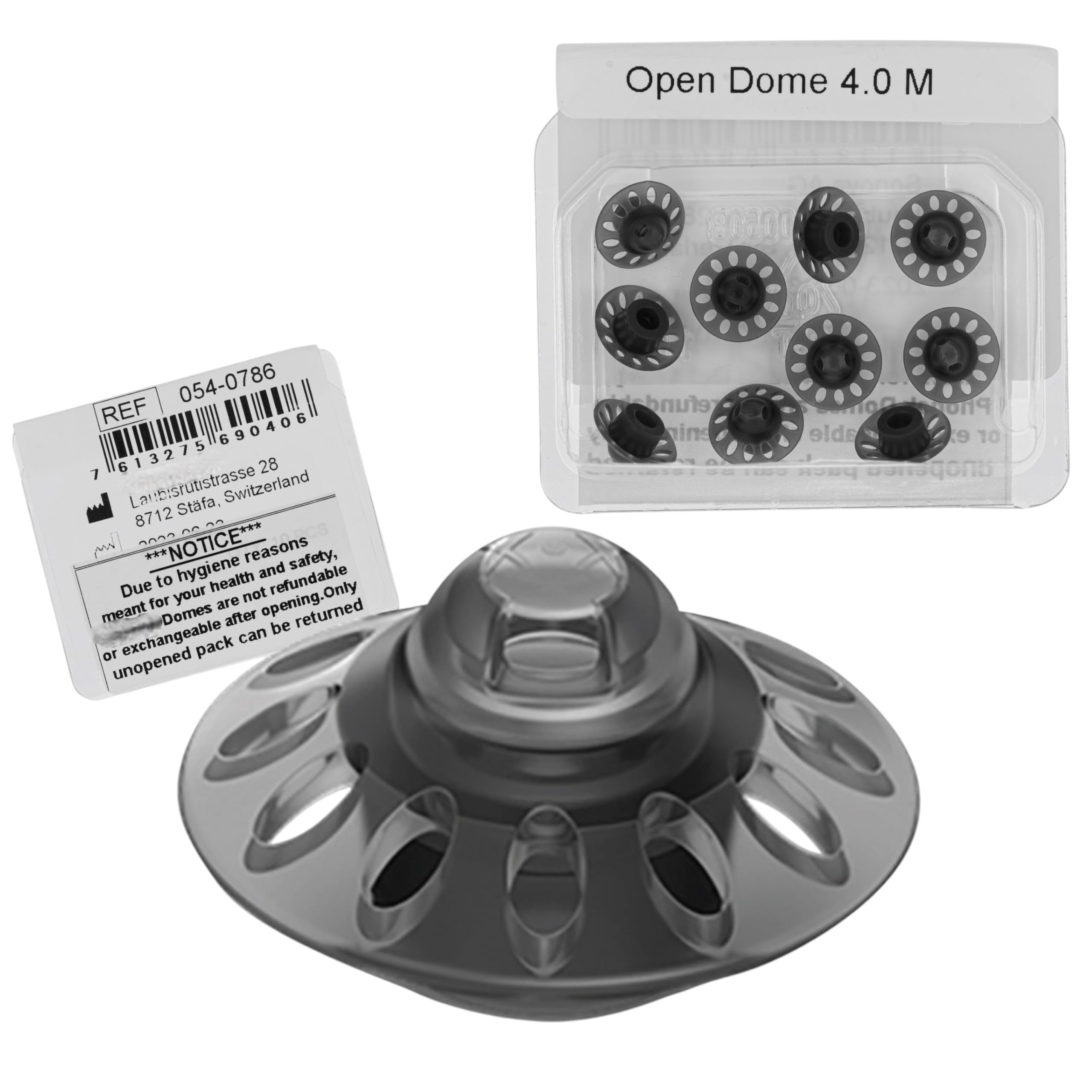 Otto Tech usuario sonriente con audífono usando cúpula, confort visible