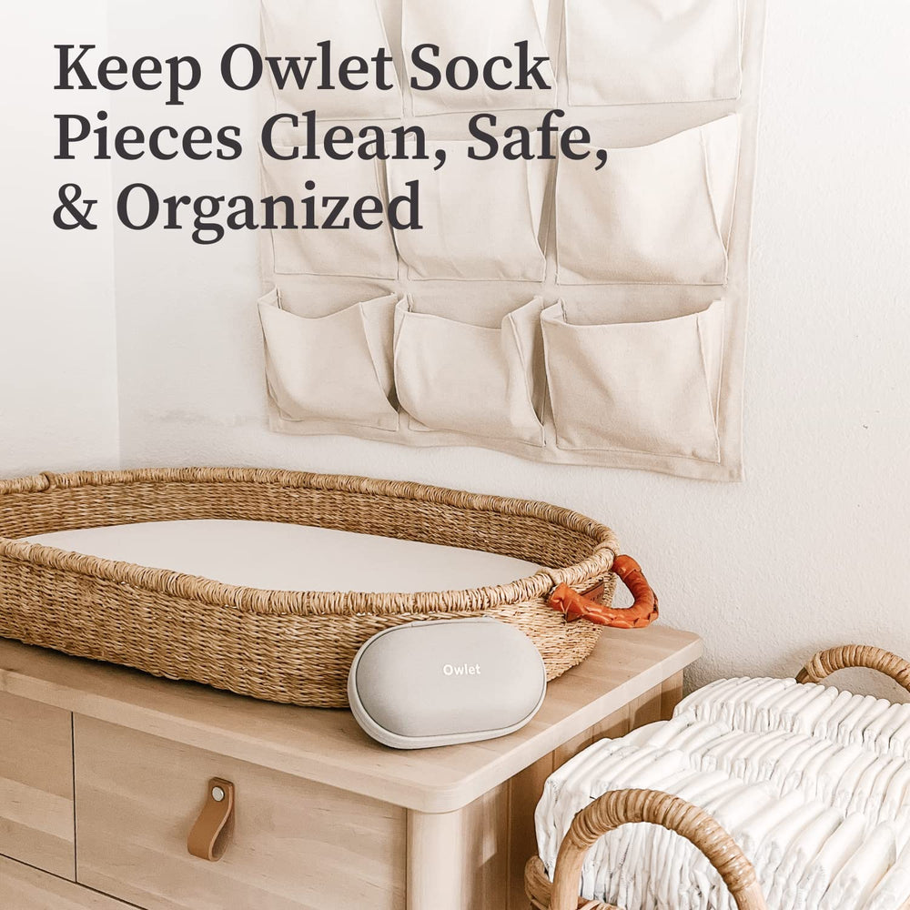 Owlet estuche junto a objetos para comparar tamaño y portabilidad