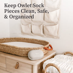 Owlet estuche junto a objetos para comparar tamaño y portabilidad