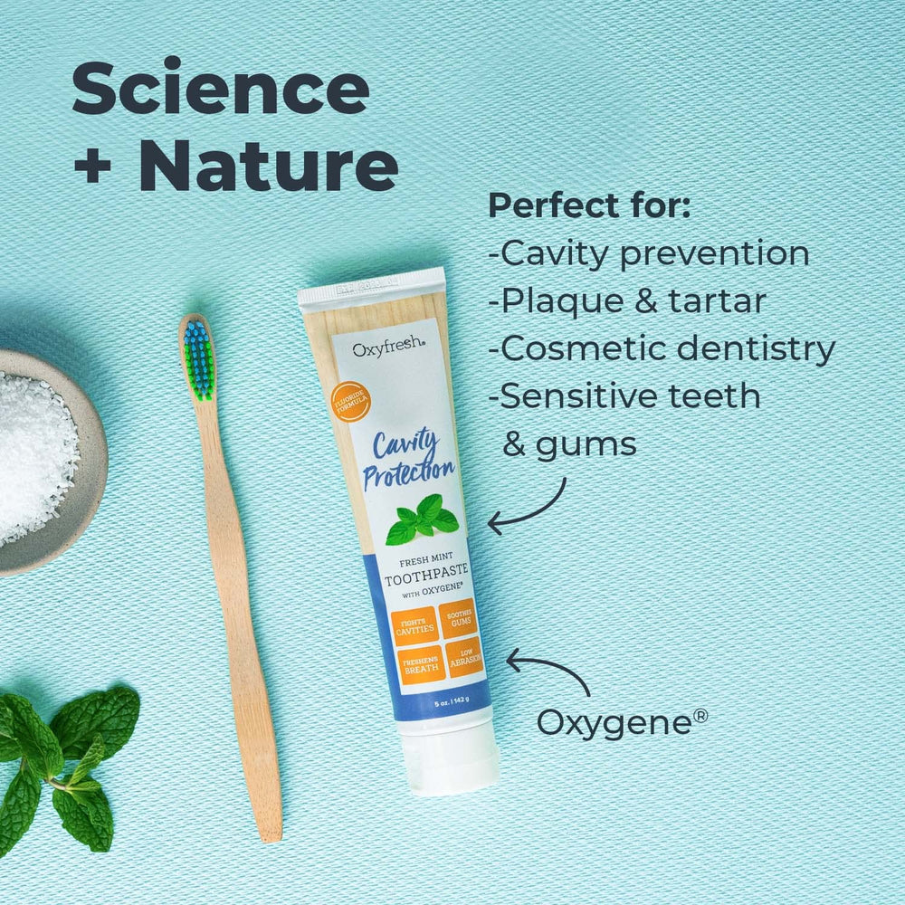 Oxyfresh persona cepillándose, higiene que ayuda a reducir sensibilidad