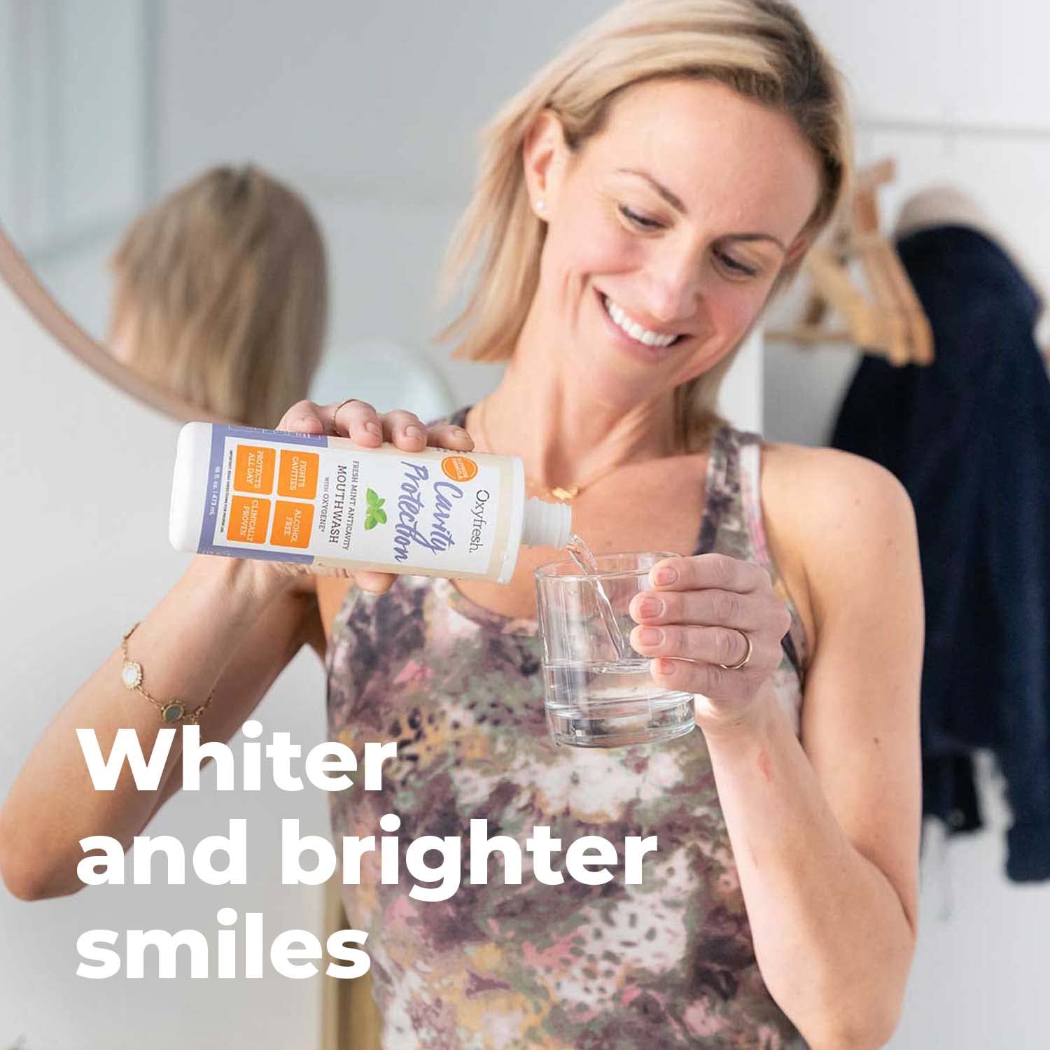 Sonrisa fresca tras usar Oxyfresh que demuestra control del mal aliento