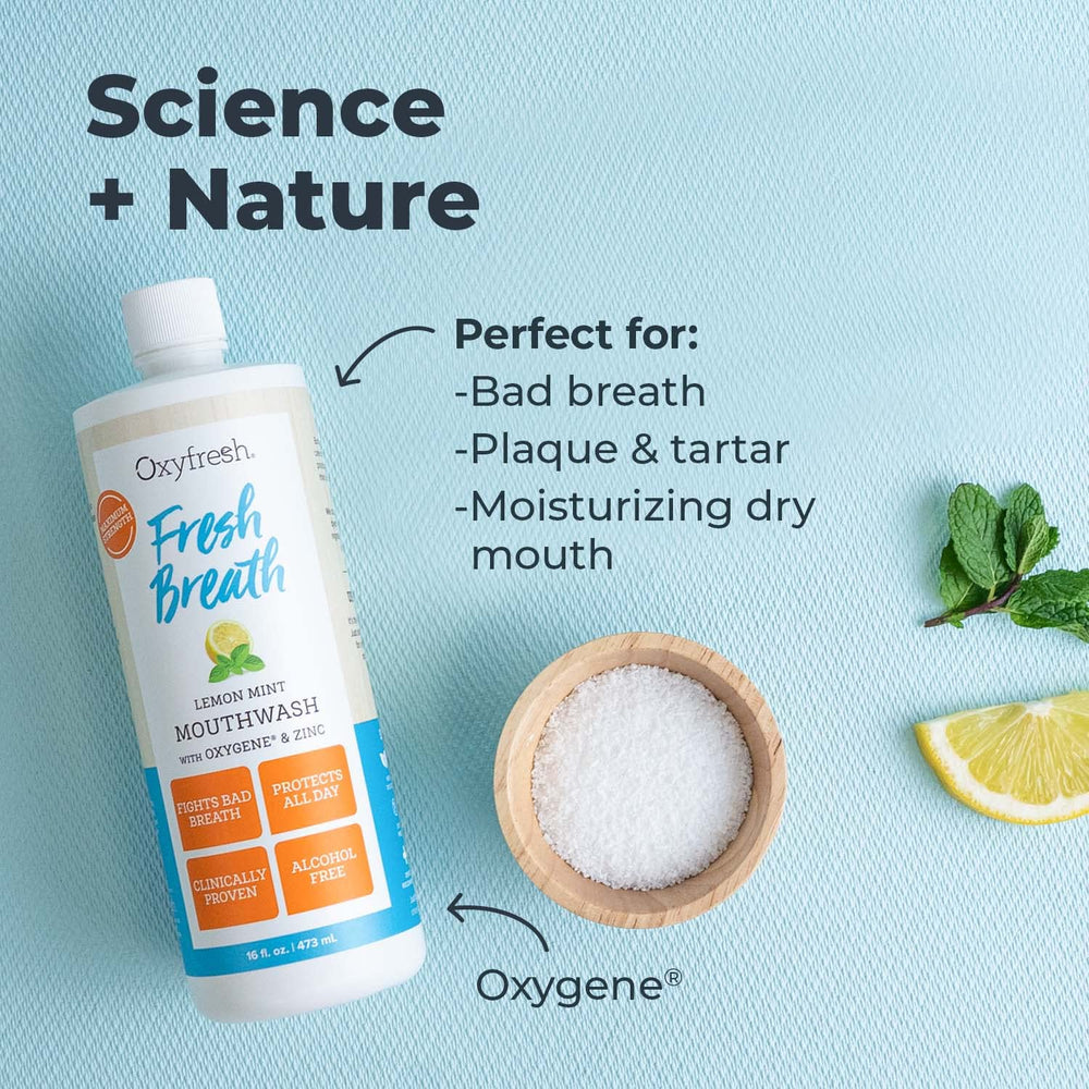 Persona usando Oxyfresh enjuague bucal para neutralizar olores