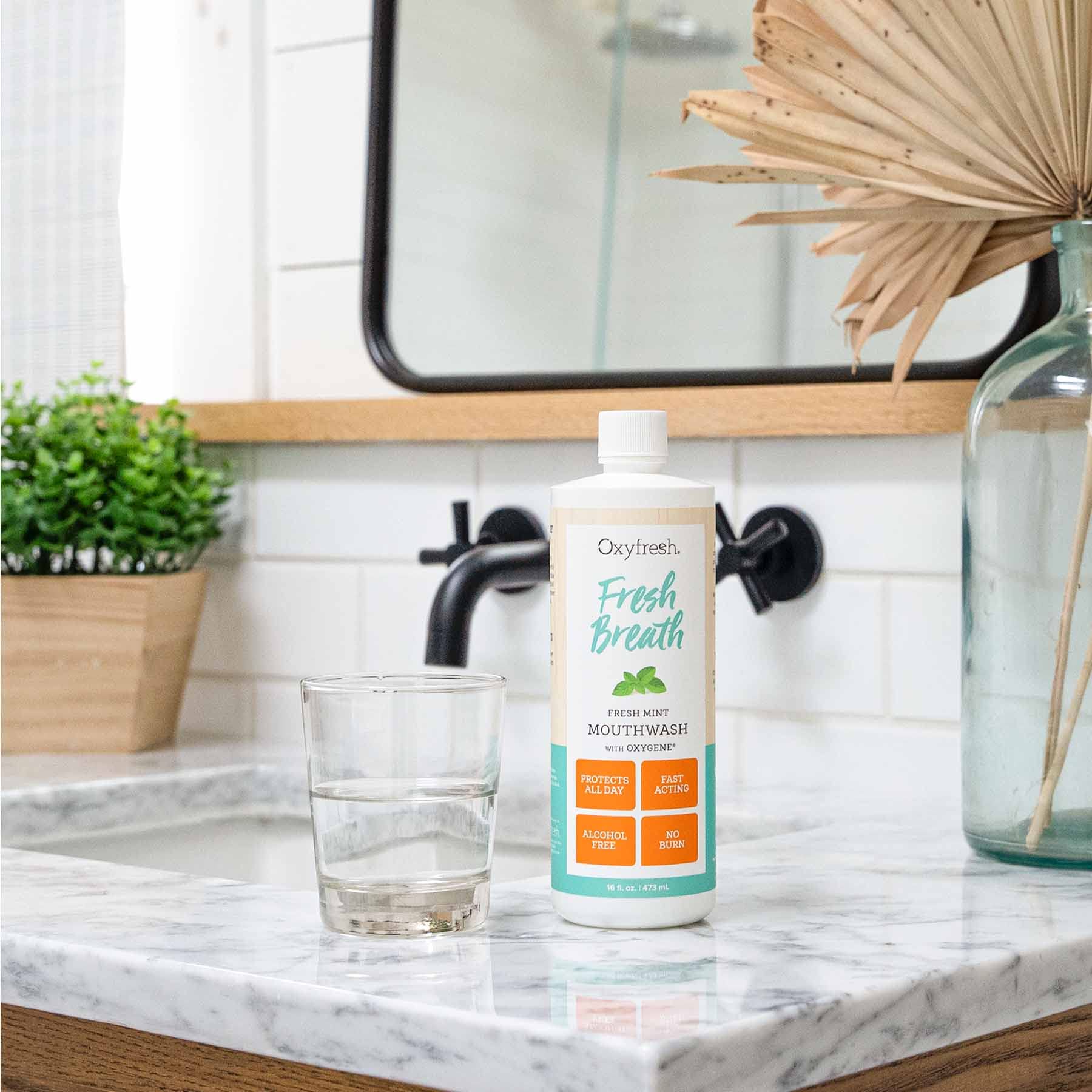 Oxyfresh enjuague en uso junto al lavabo para higiene diaria efectiva