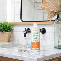 Oxyfresh enjuague en uso junto al lavabo para higiene diaria efectiva