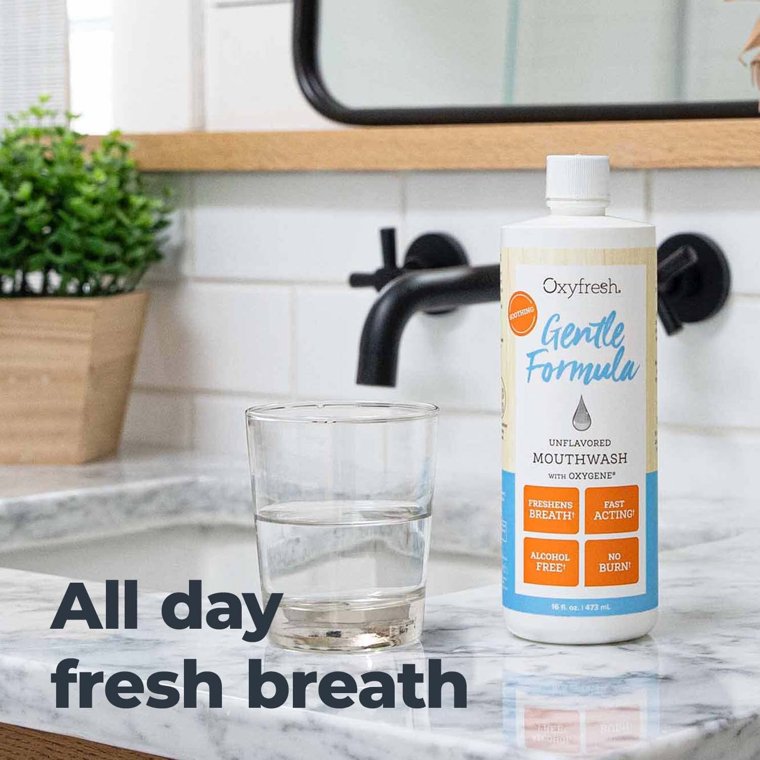 Oxyfresh botella en mano para mostrar escala y tamaño práctico