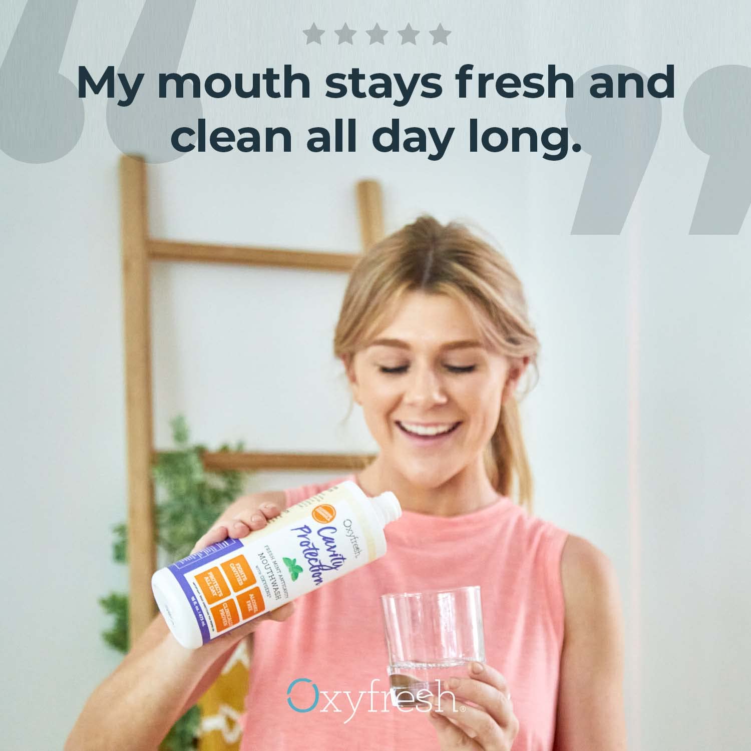 Oxyfresh líquido claro en vaso mostrando textura y pureza