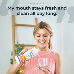 Oxyfresh líquido claro en vaso mostrando textura y pureza