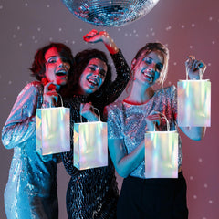 Escena de fiesta con bolsas Pascliyna en mesa ofreciendo decoración elegante y brillo