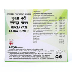 patanjali Divya Mukta Vati envase junto a vaso y plantas sobre mesa, muestra uso cotidiano y estilo de vida natural