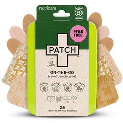 Estuche PATCH dentro de una mochila de viaje mostrando portabilidad y preparación