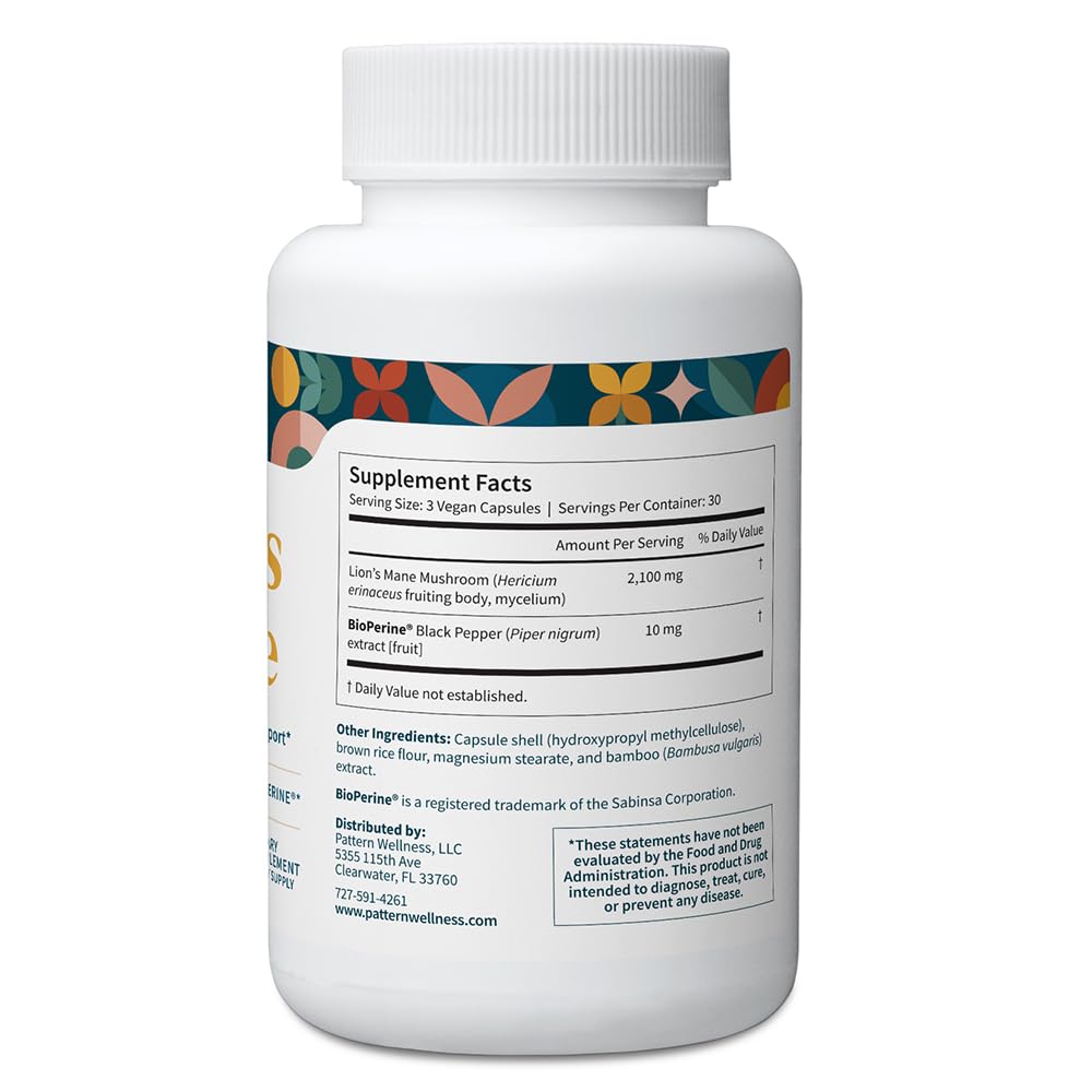 Pattern Wellness mano sosteniendo cápsulas veganas lista para tomar