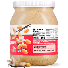 Preparación de smoothie con PB2 vainilla en cocina, mezcla sin grumos