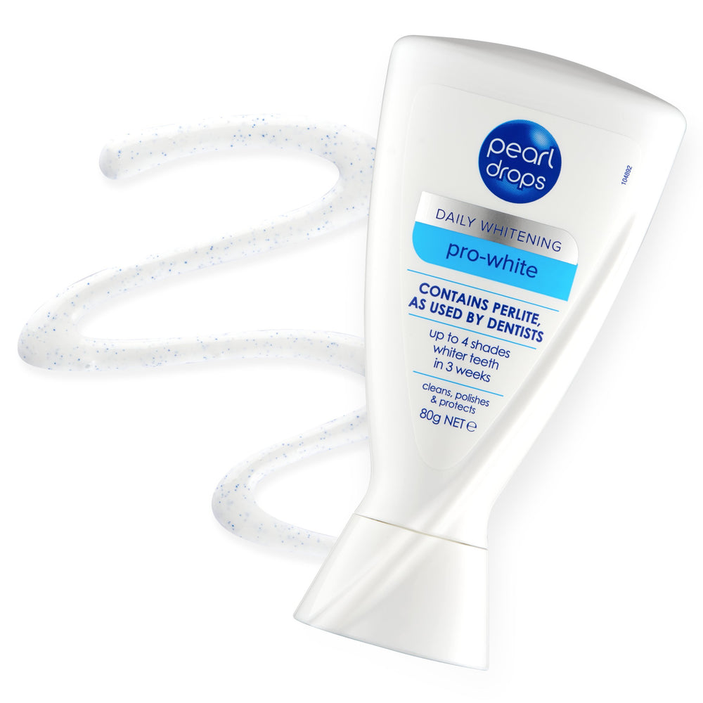 Pearl Drops comparación de tamaño 50 ml junto a mano para escala