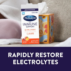 Pedialyte sobre en mano ilustrando tamaño compacto y fácil transporte