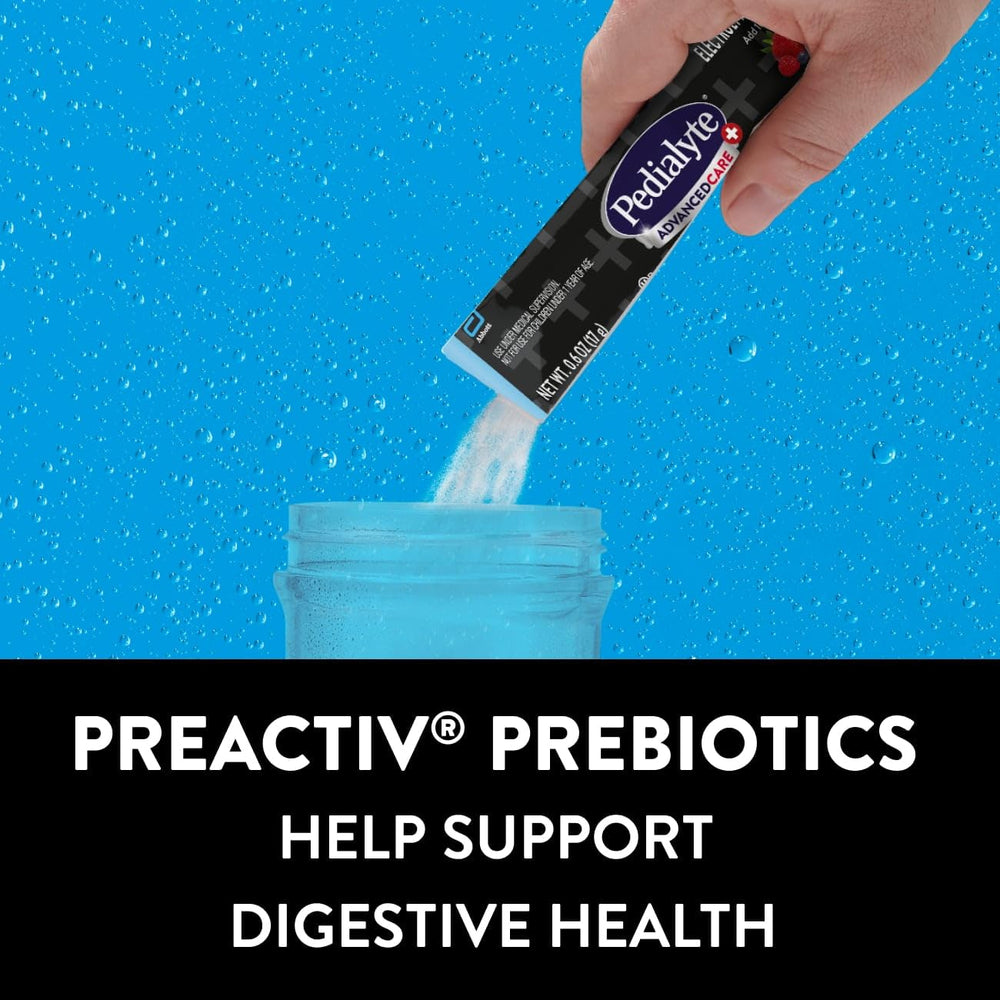 Comparación de tamaño del sobre Pedialyte junto a una mano para referencia de escala portátil