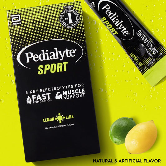 Primer plano del polvo Pedialyte Sport en un sobre, fácil de disolver y transportar