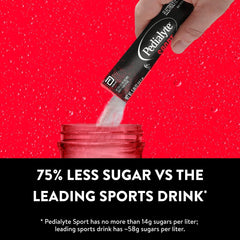 Vaso con Fruit Punch Pedialyte Sport en acción para rápida rehidratación