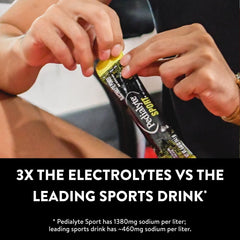 Vaso con Lemon Lime Pedialyte Sport en uso, refresca durante el entrenamiento