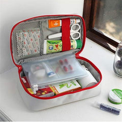 PenyaZo interior abierto con malla, pouches transparentes y ranuras elásticas para ordenar