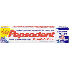 Persona usando Pepsodent al cepillarse para frescor y limpieza efectiva