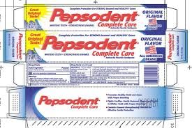 Pepsodent en baño moderno mostrando uso cotidiano y aporte a higiene familiar