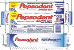 Pepsodent en baño moderno mostrando uso cotidiano y aporte a higiene familiar
