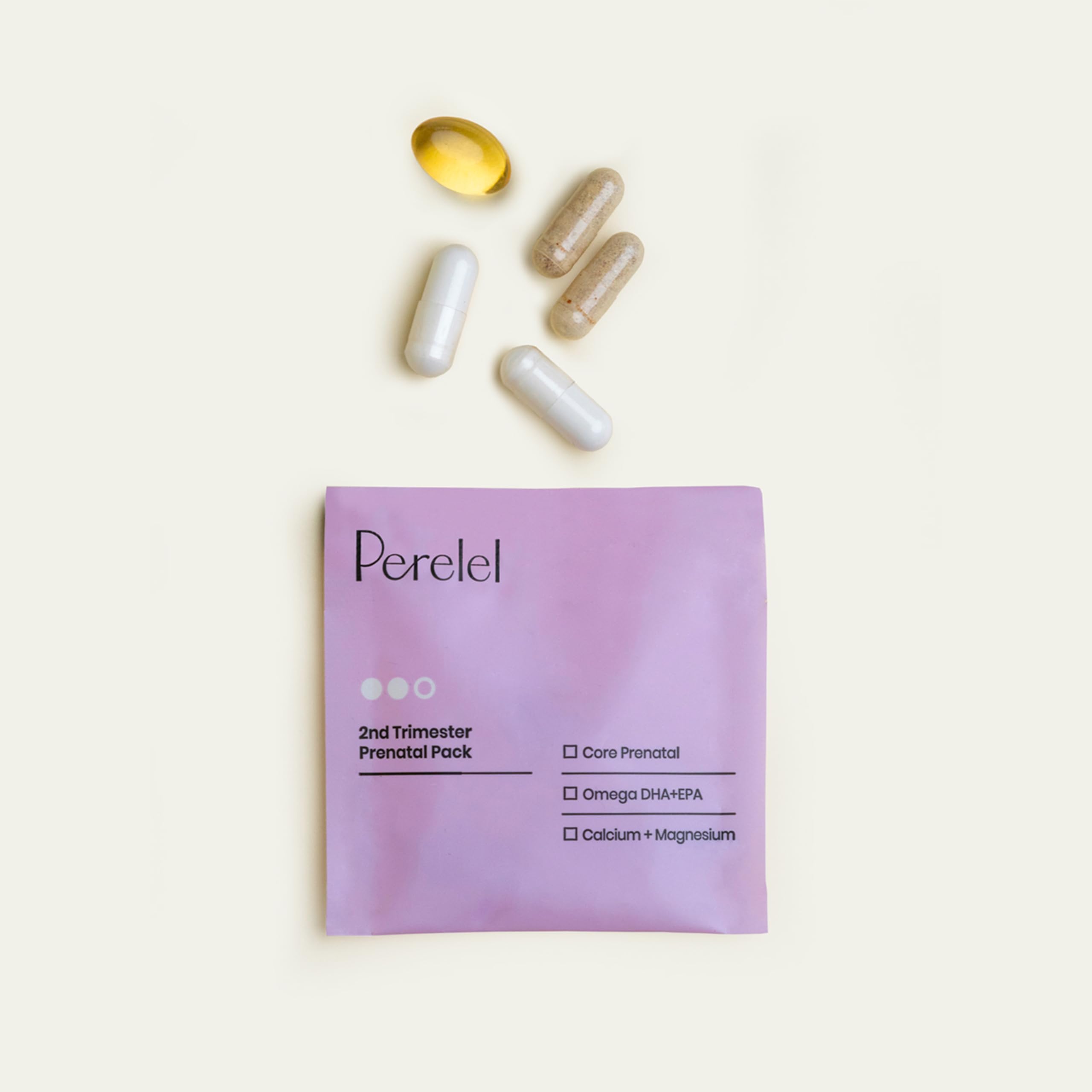 Perelel sachet en mano para comparar tamaño y facilidad de llevar de viaje