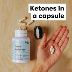 Persona tomando Perfect Keto durante rutina diaria para energía sostenida