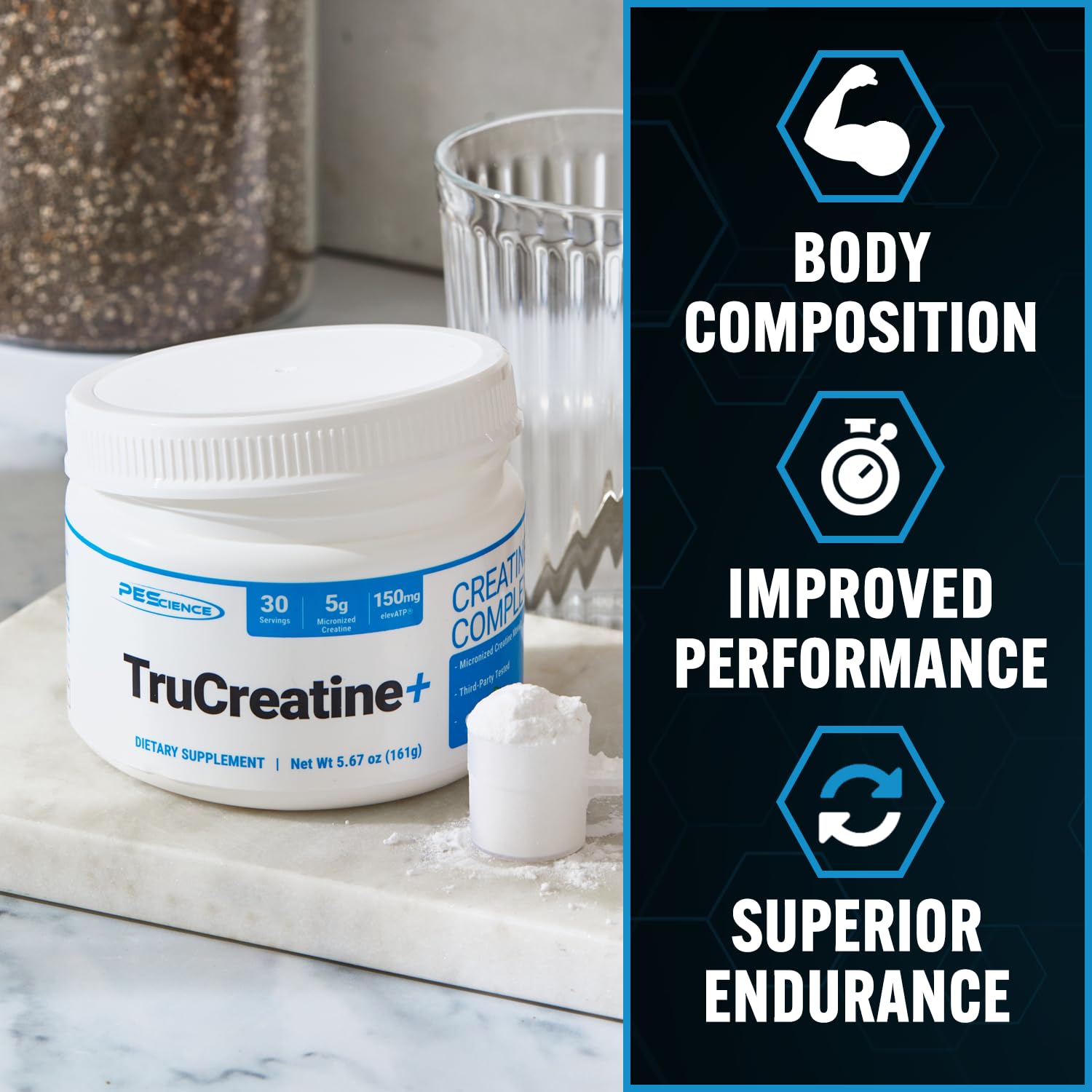 Detalle del polvo micronizado de PEScience TruCreatine+ enfatizando fácil disolución