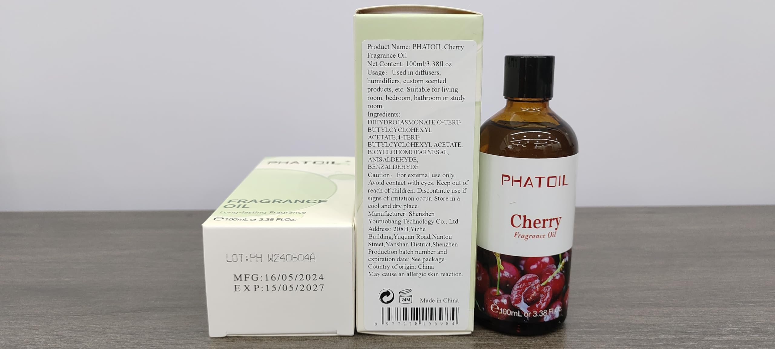 PHATOIL botella junto a cama creando ambiente acogedor en dormitorio