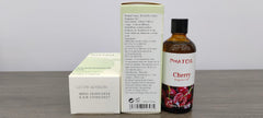 PHATOIL botella junto a cama creando ambiente acogedor en dormitorio