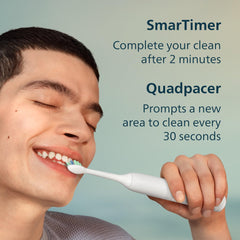Philips Sonicare en uso en el baño demostrando limpieza diaria eficiente