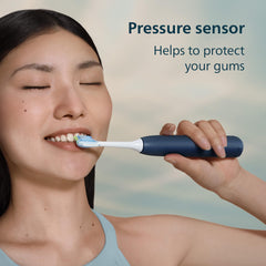 Philips Sonicare 5950 cepillo en uso limpiando la línea de las encías con control