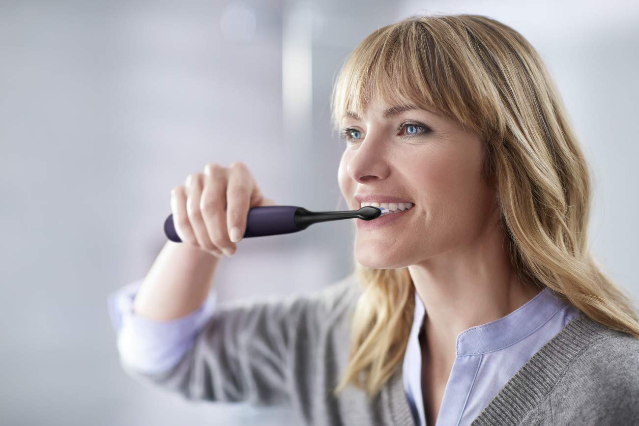 Philips Sonicare 6100 base de carga mostrando batería de larga duración hasta 14 días