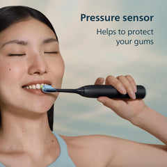 Philips Sonicare cepillo en uso demostrando limpieza eficaz en superficies difíciles