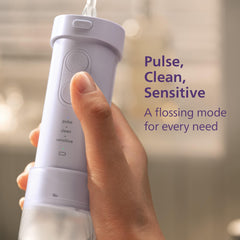 Philips Sonicare irrigador en uso en el baño demostrando limpieza rápida y cómoda