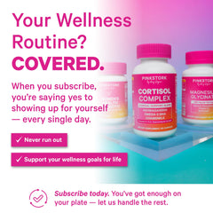 Mujer tomando Pink Stork Omega 3 en casa, ilustra uso diario y conveniencia