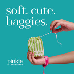 Pinkie uso de la bolsita para pasar compresa a una amiga de forma higiénica