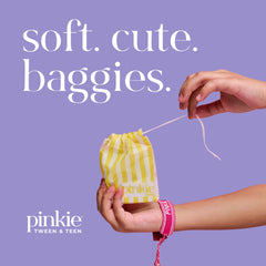 Pinkie compresa colocada bajo ropa escolar, ofrece discreción y libertad de movimiento